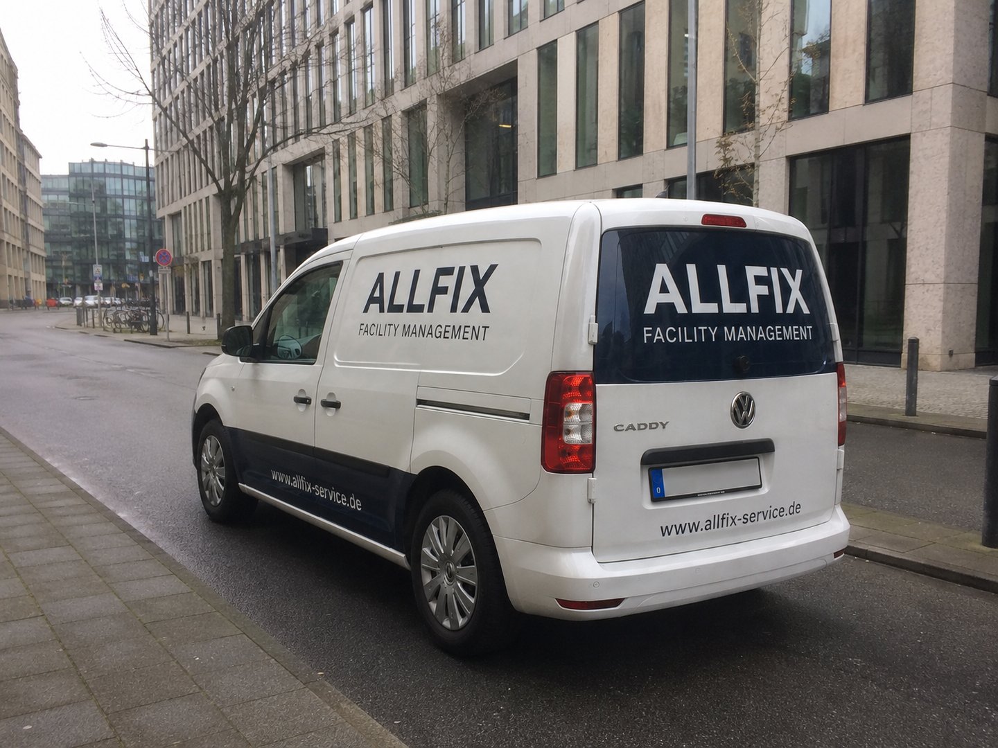ALLFIX Facility Management Firmenwagen – VW Caddy mit Aufschrift ALLFIX FACILITY MANAGEMENT auf Berliner Straße